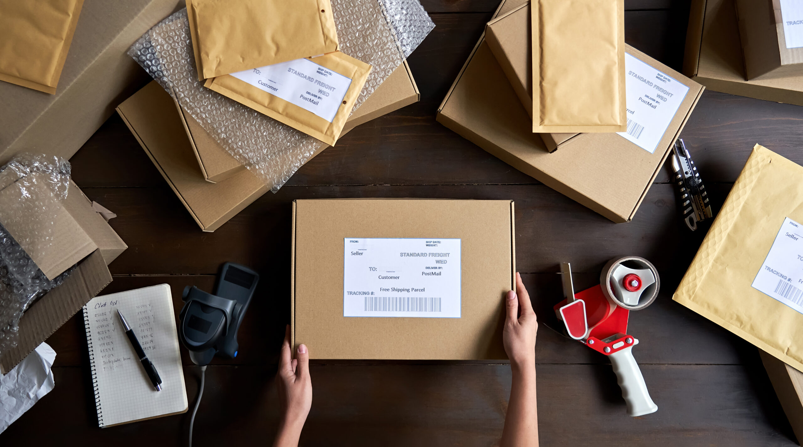 Różne opakowania e-commerce przygotowane do wysyłki i dopasowania do zamówień