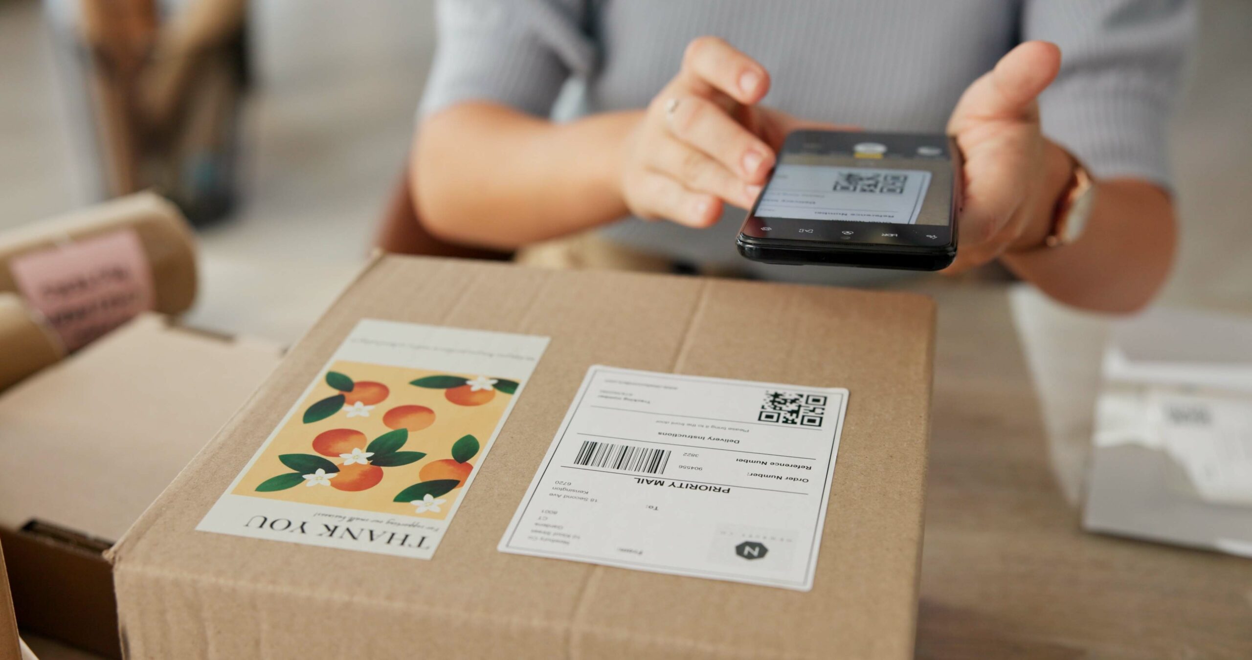 Naklejanie etykiety na paczkę podczas realizacji zamówienia e-commerce